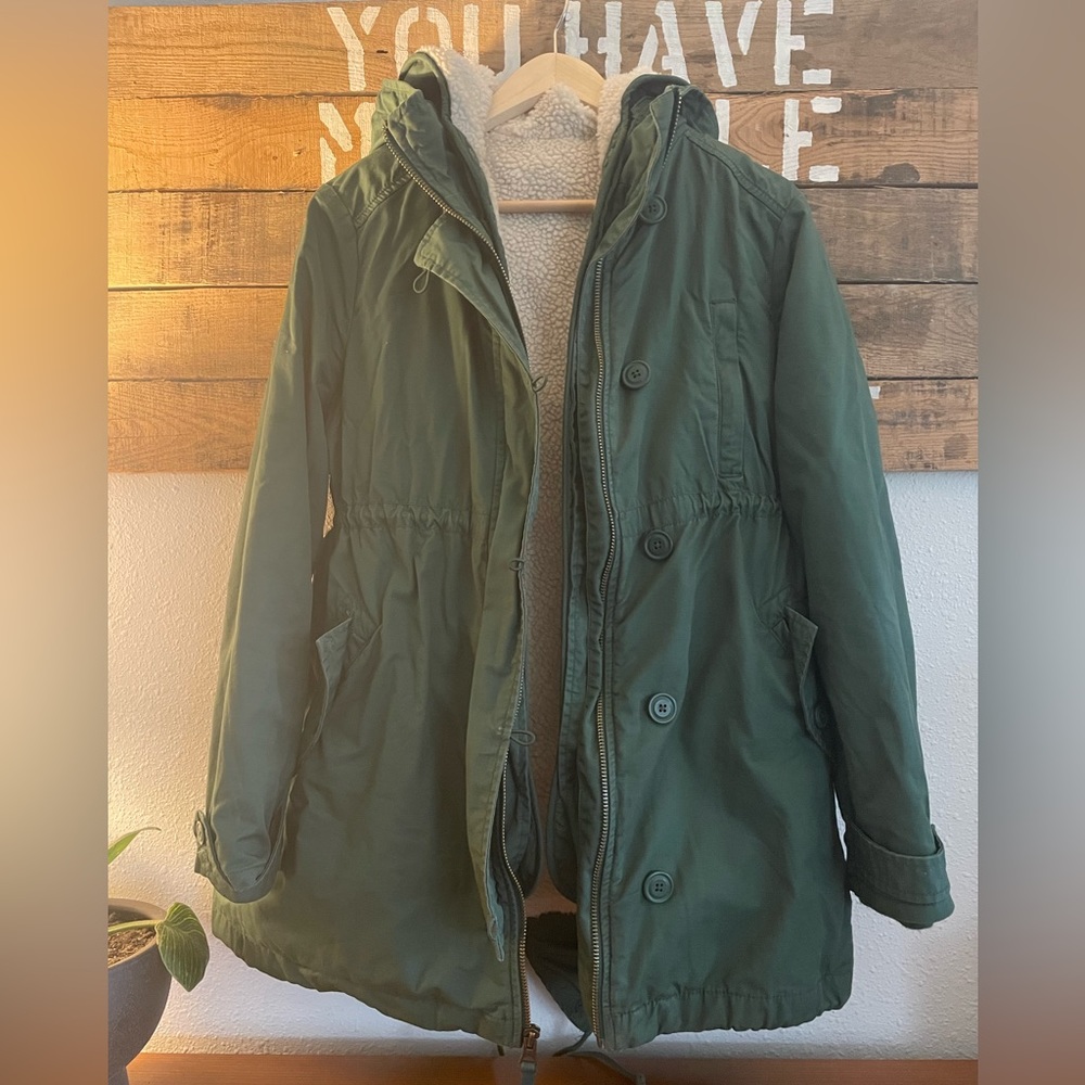 GAP Women’s Sherpa Lined Green Jacket, Removable Faux Fur Hood & Lining - Picture 7 of 8